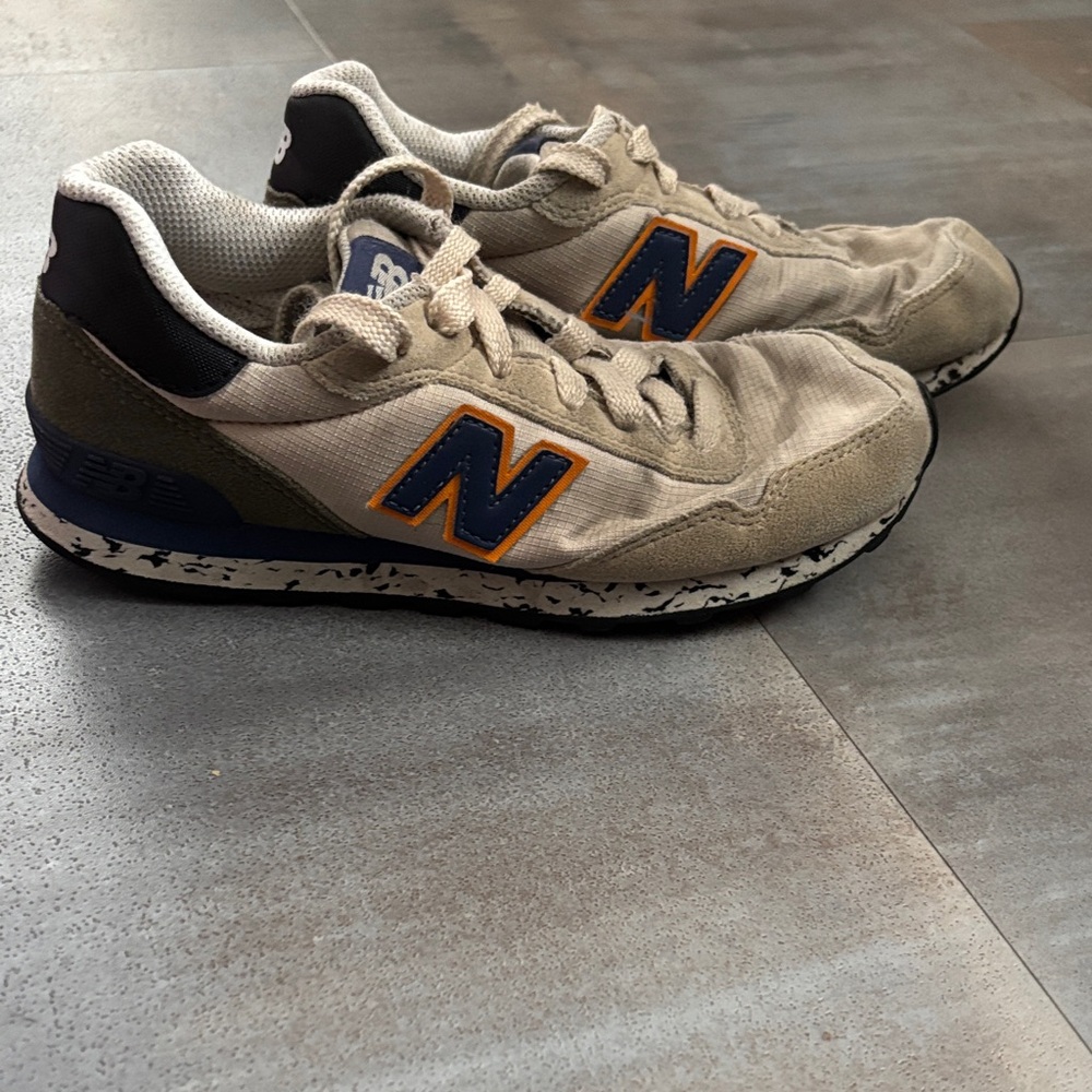 New Balance Kids Beige and Blue Sneakers size 1 wide